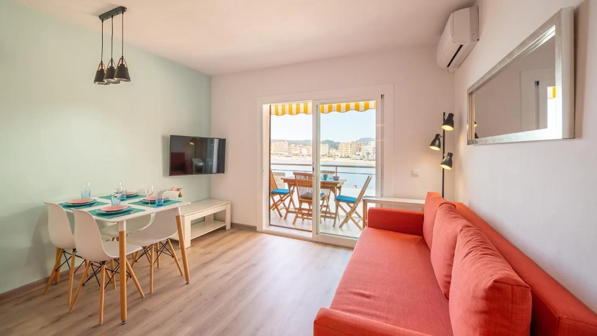 Spacious Holiday Home In Costa Brava L' Escala Appartamento