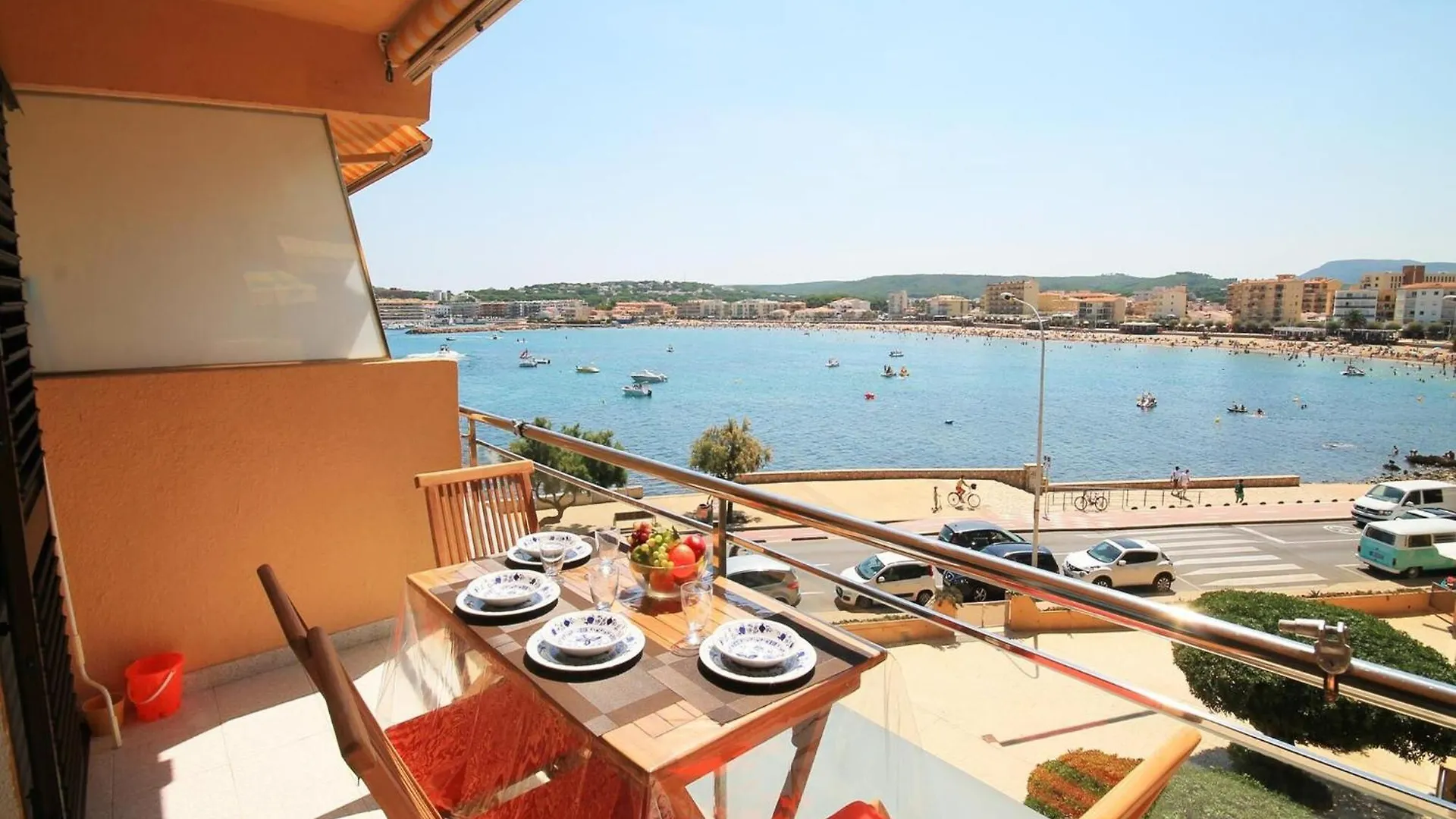 Spacious Holiday Home In Costa Brava L' Escala Appartamento